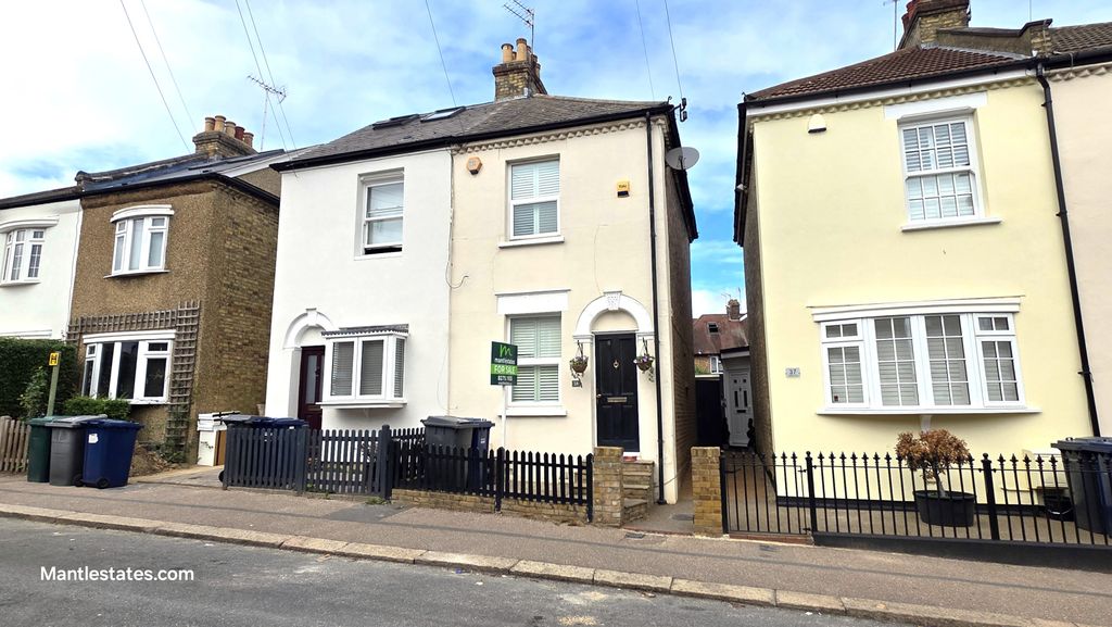 Property photo 1 of 24 2 Bed Semi-Detached House For Sale Jackson Road, East Barnet En4