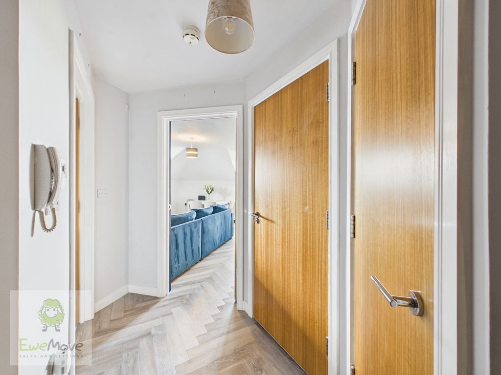 Property photo 2 of 11 Entrance Hall