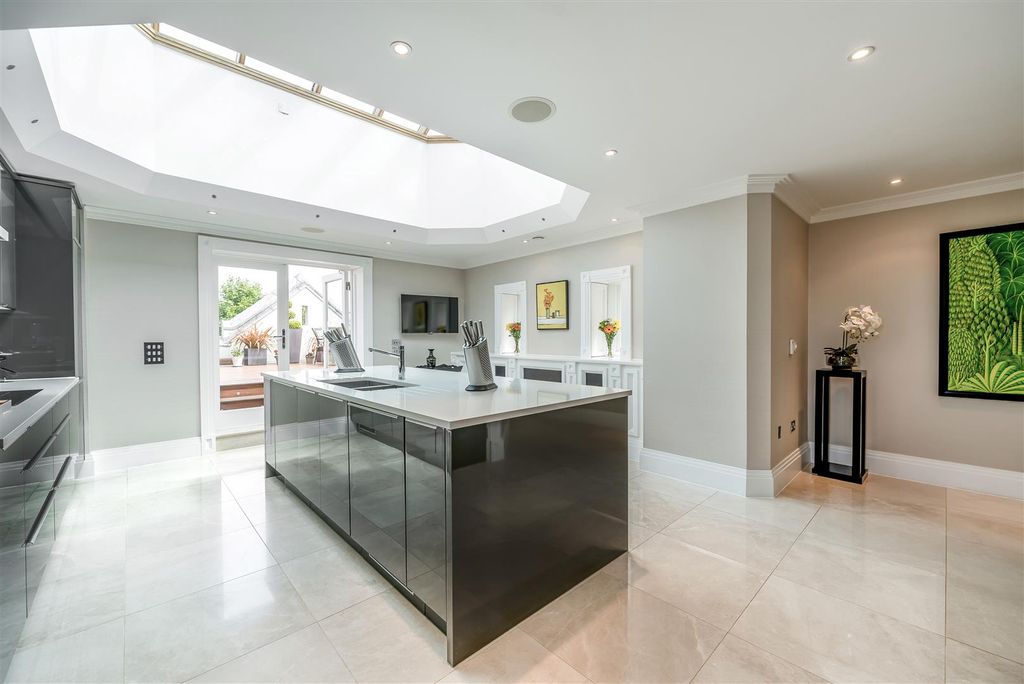 Property photo 3 of 36 Kitchen/Breakfast Room