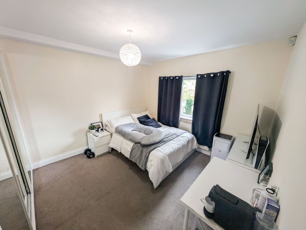 Property photo 3 of 5 A Clean And Well-Maintained Double Bedroom Featuri...