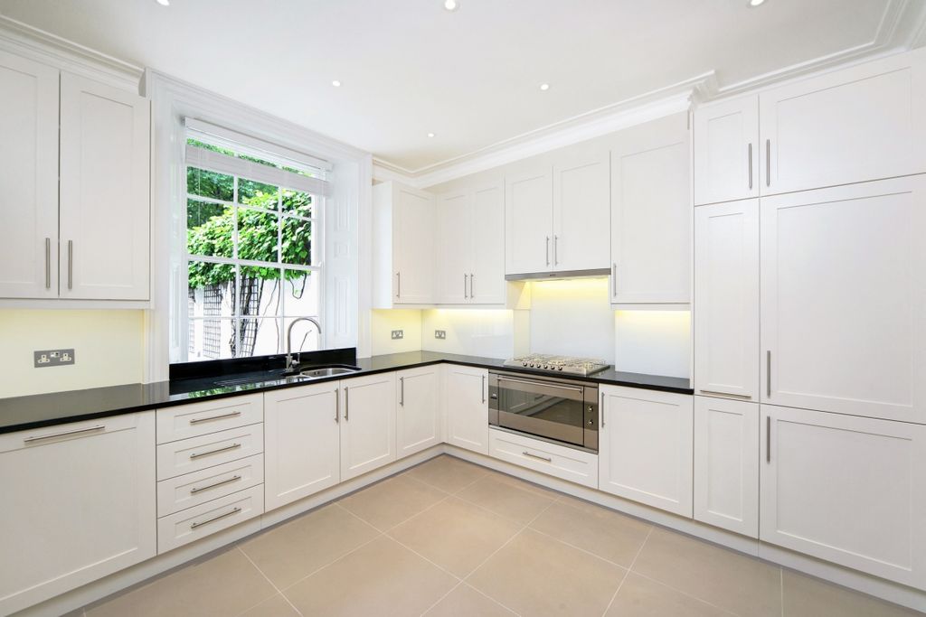 Property photo 2 of 16 Brompton Square