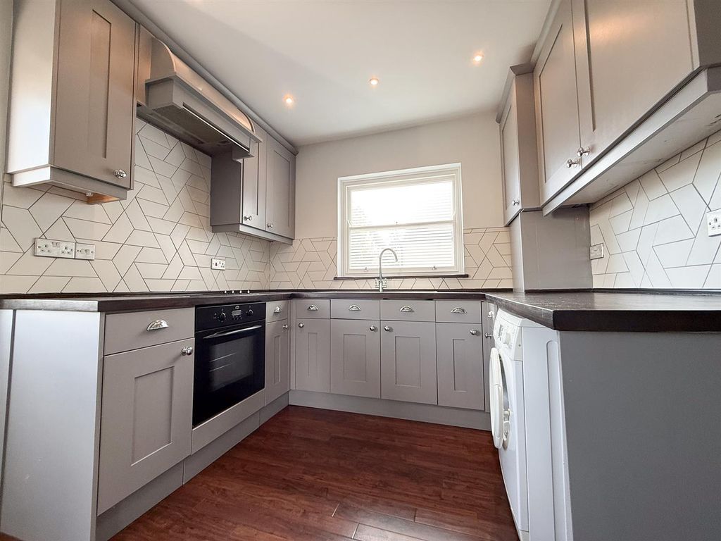 Property photo 3 of 9 Kitchen