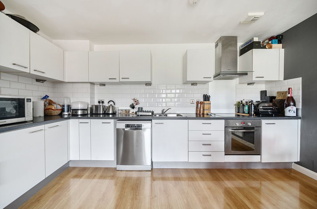 Property photo 2 of 11 1301469-3-683834F...