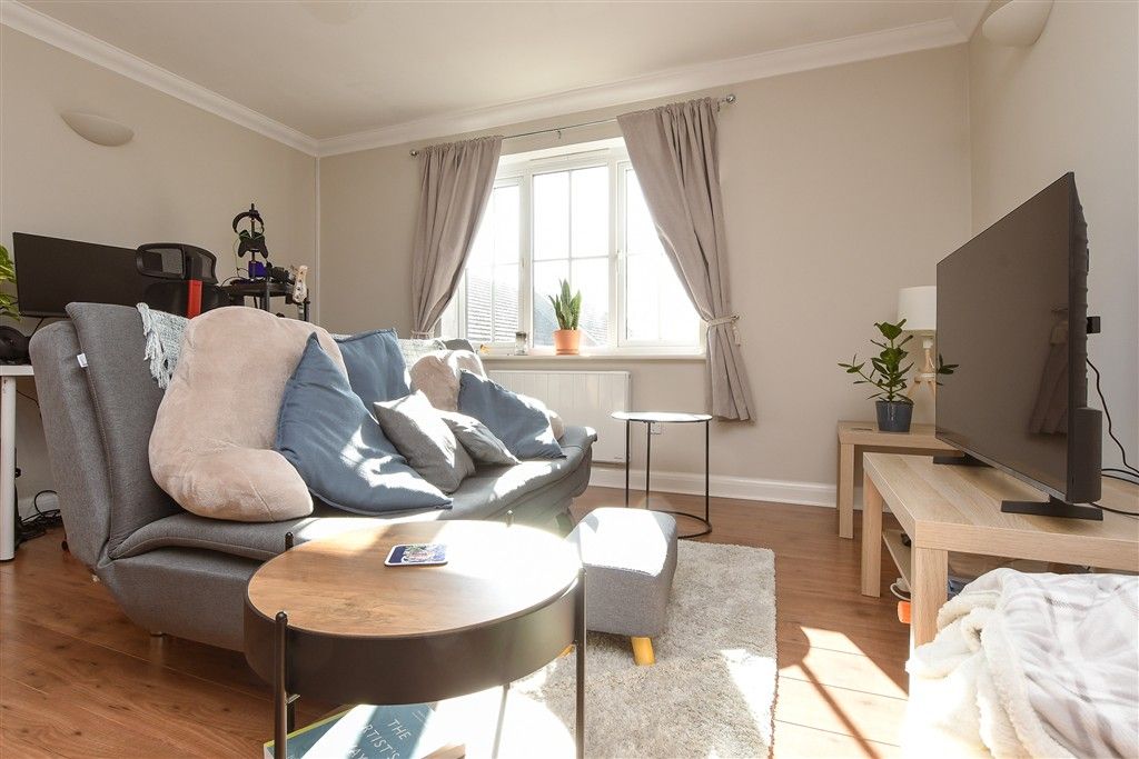 Property photo 3 of 9 Lounge/Dining Area