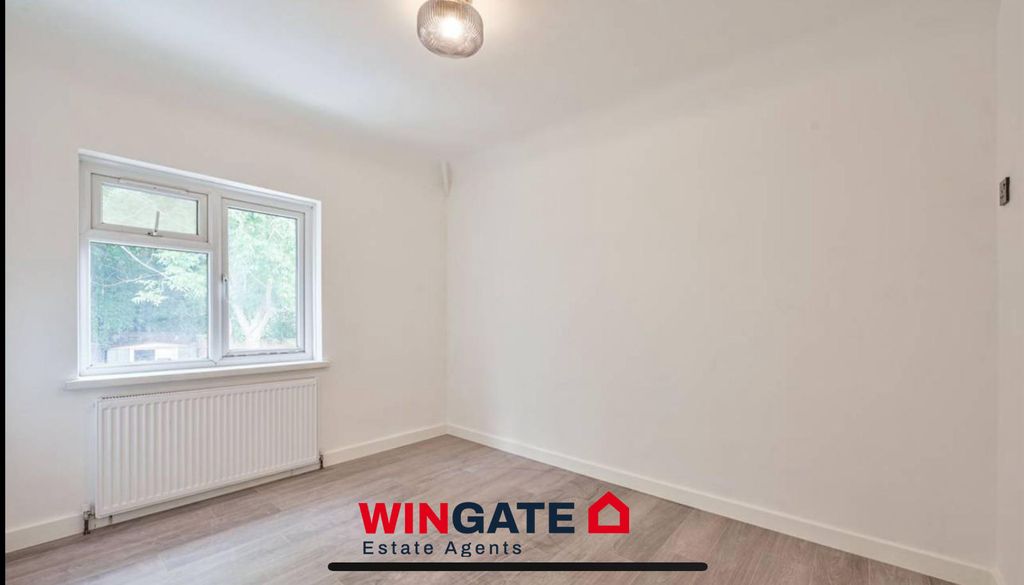 Property photo 2 of 9 Bedroom