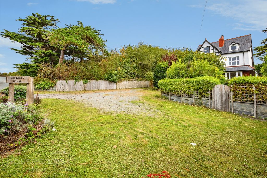 Property photo 2 of 25