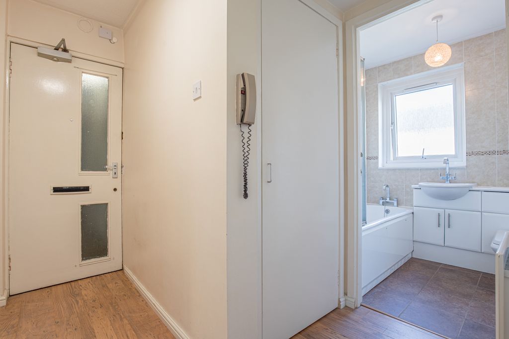 Property photo 3 of 10 Hallway1