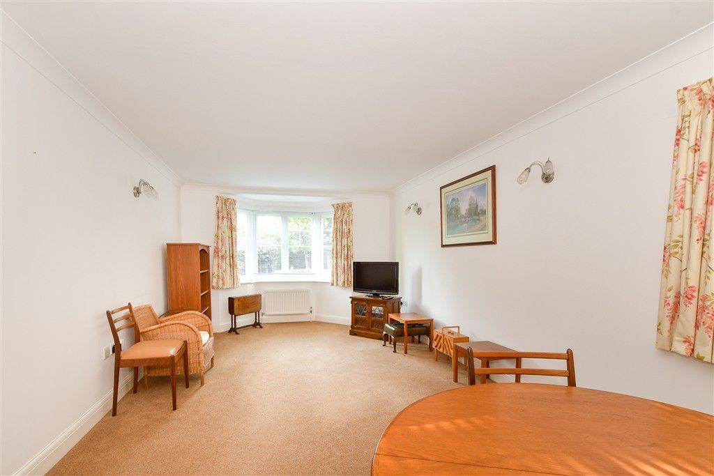 Property photo 3 of 11 Lounge