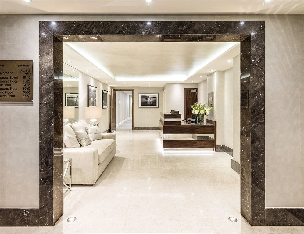 Property photo 3 of 19 Entrance Hall