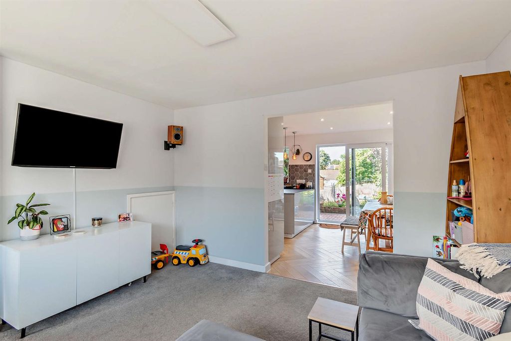 Property photo 3 of 15 8654241-Interior05-800.Jpg