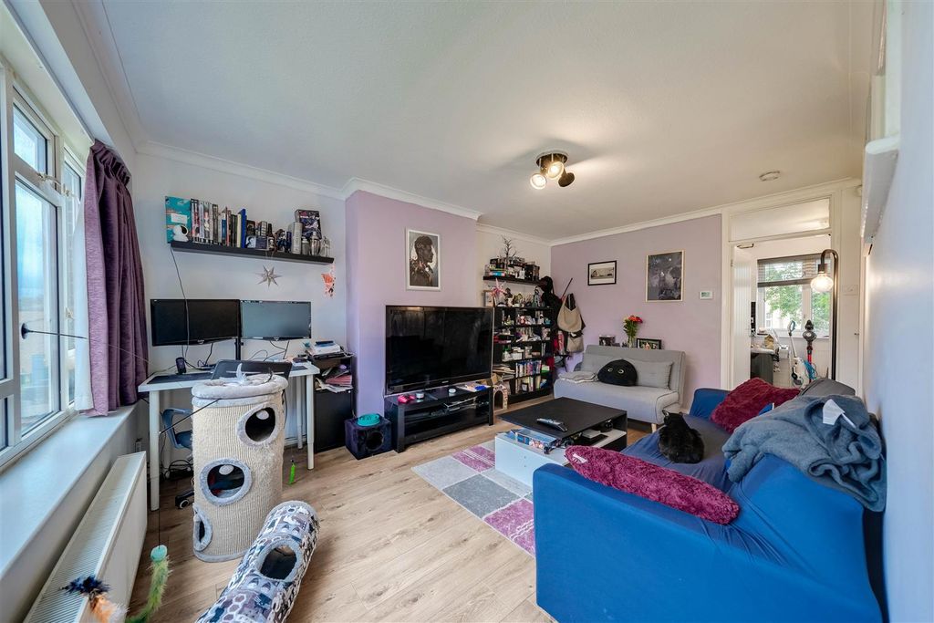 Property photo 3 of 11 Lounge