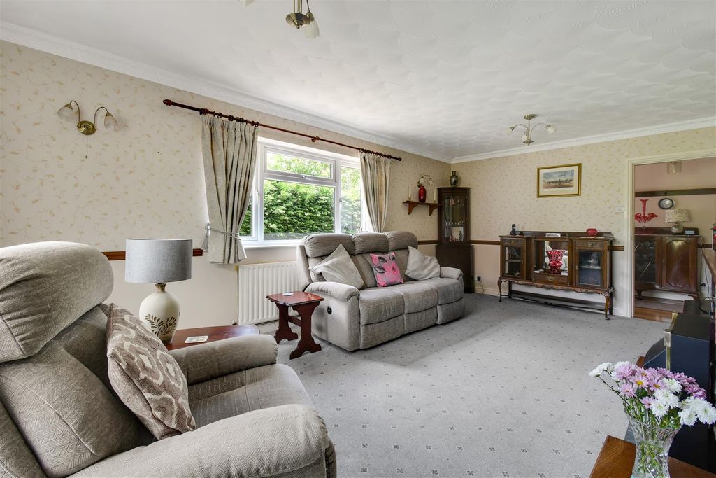 Property photo 3 of 22 Lounge