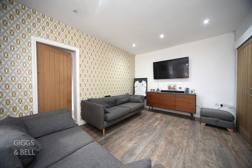 Property photo 2 of 28 5563921