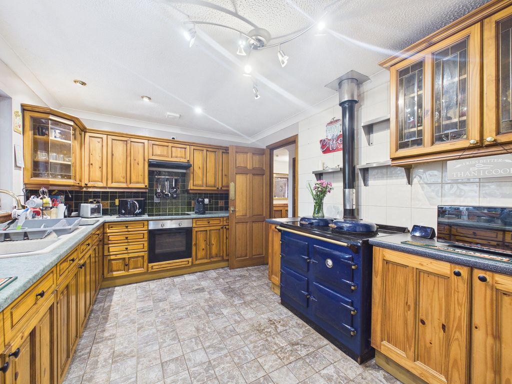 Property photo 3 of 21 Kitchen