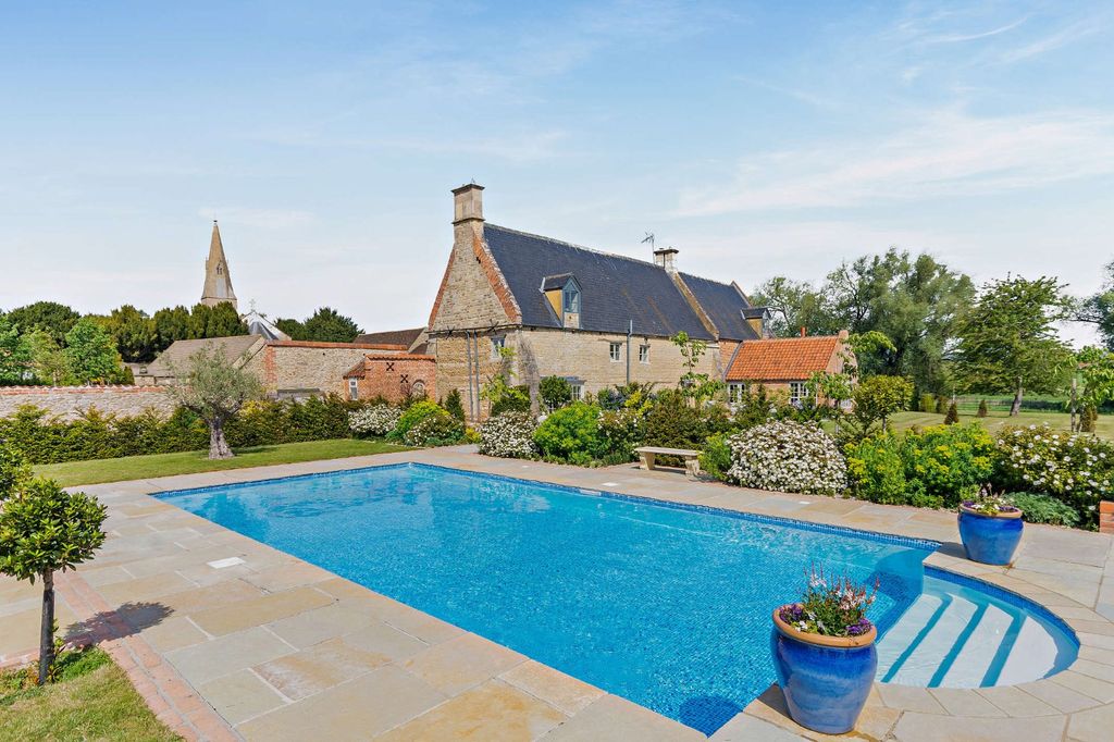Property photo 2 of 16 Manor Farmhouse