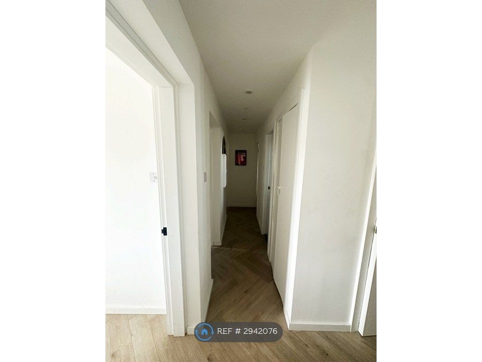 Property photo 3 of 14 Corridor