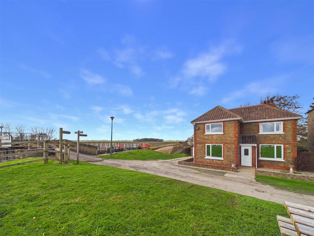 Property photo 2 of 31 Cam03303G0-Pr0330-Still005.Jpg