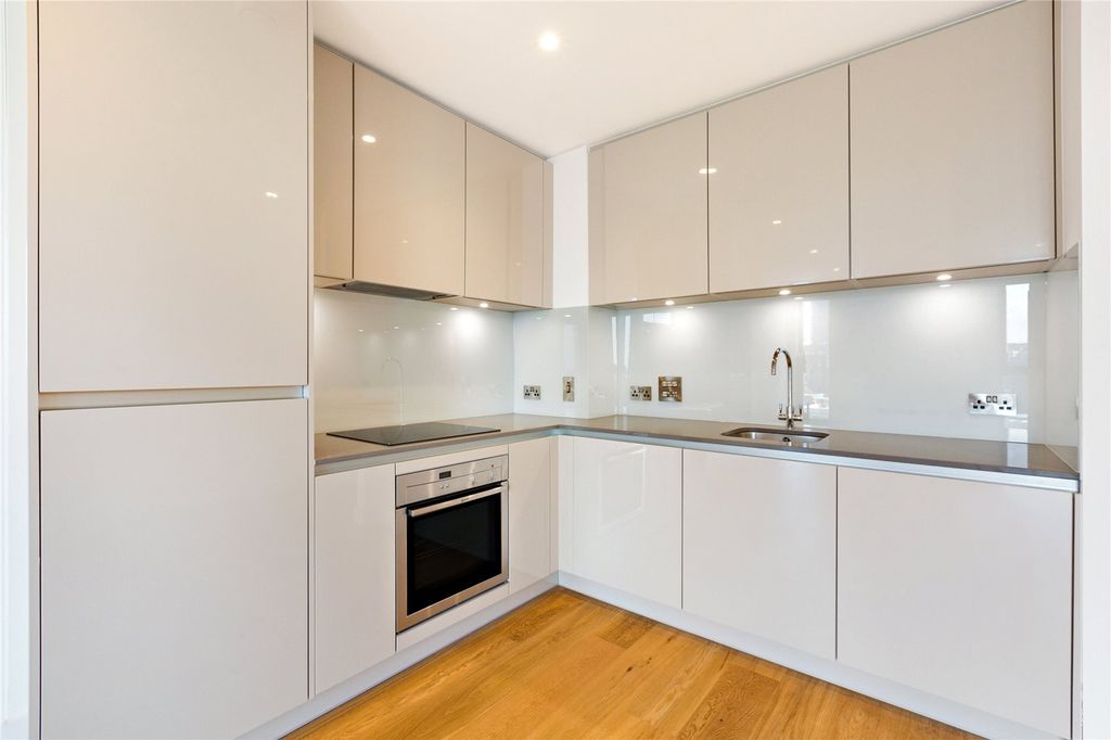 Property photo 3 of 8 Kitchen