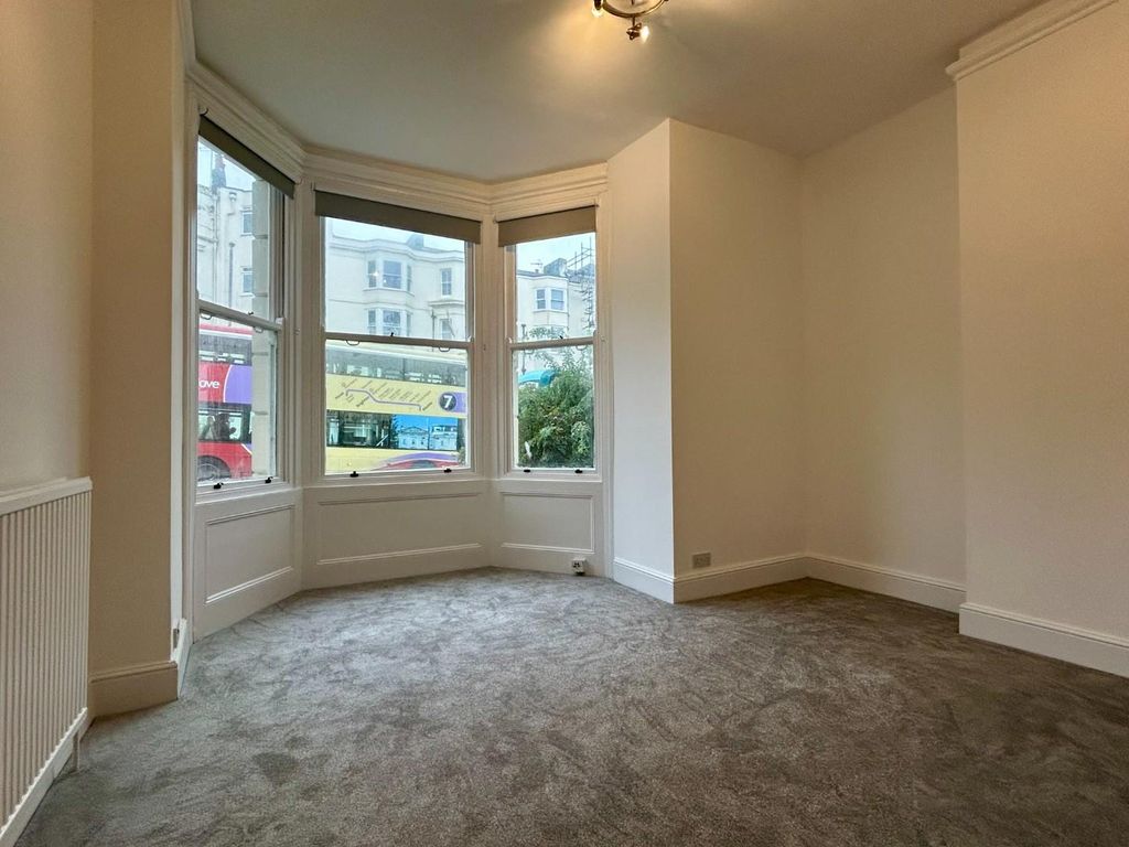 Property photo 2 of 7 Living Room 2024.Jpg