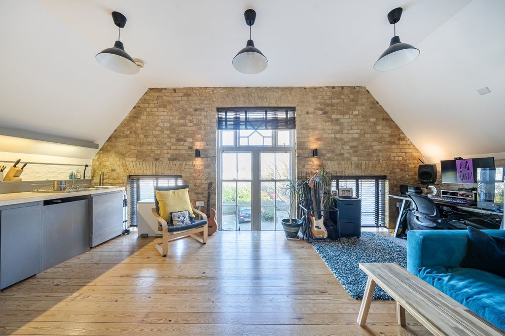 Property photo 2 of 18 Reception/Kitchen