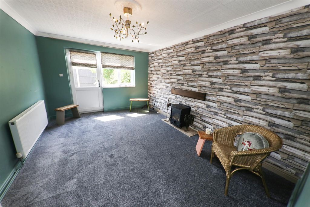 Property photo 3 of 17 Lounge