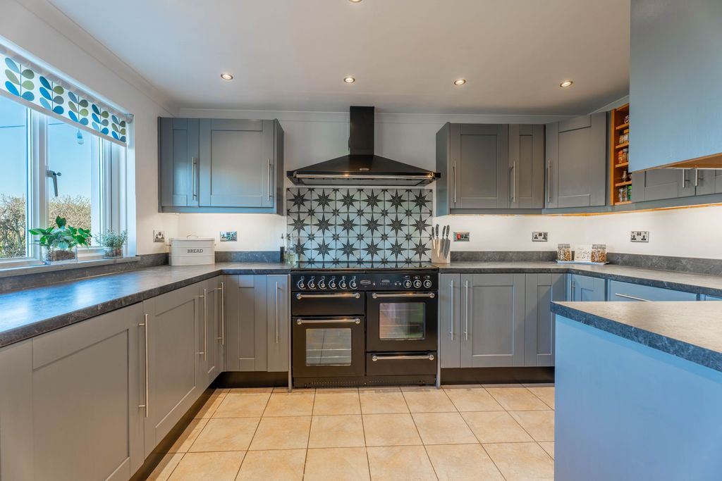 Property photo 3 of 32