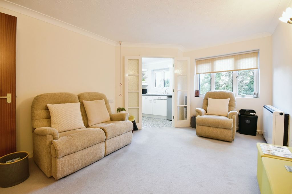 Property photo 3 of 17 Lounge