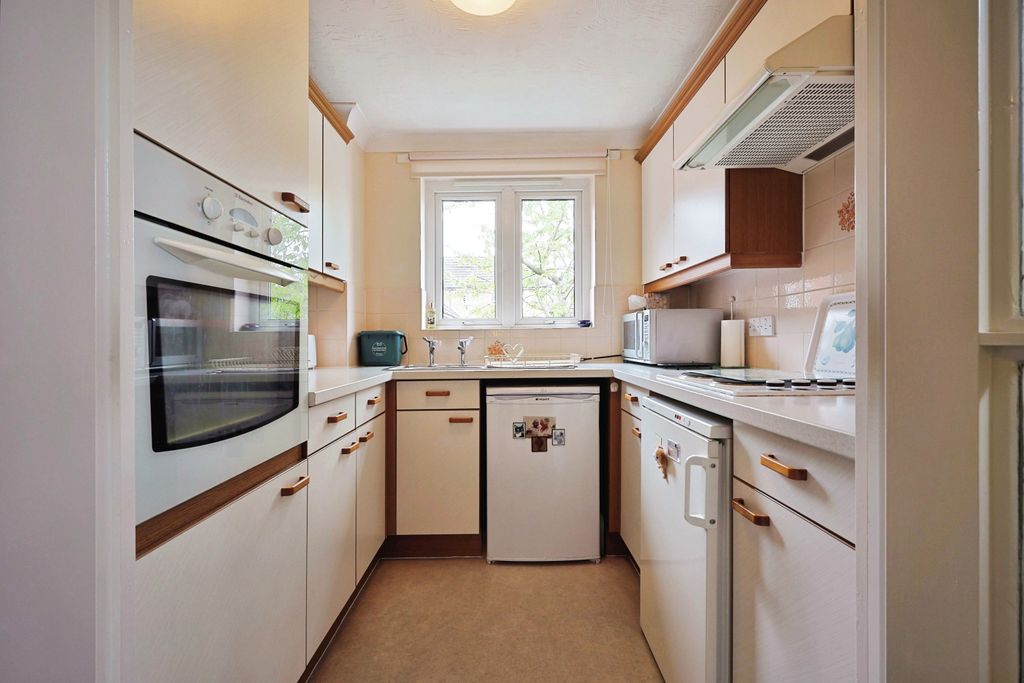 Property photo 3 of 10 Kitchen