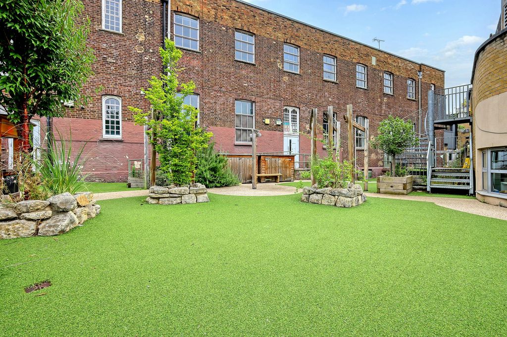 Property photo 3 of 21 Private Garden