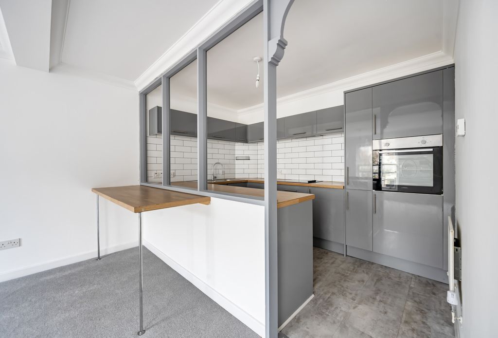 Property photo 2 of 10 1369081-15-68ee46...