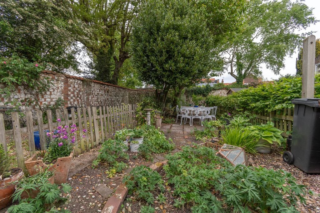 Property photo 2 of 12