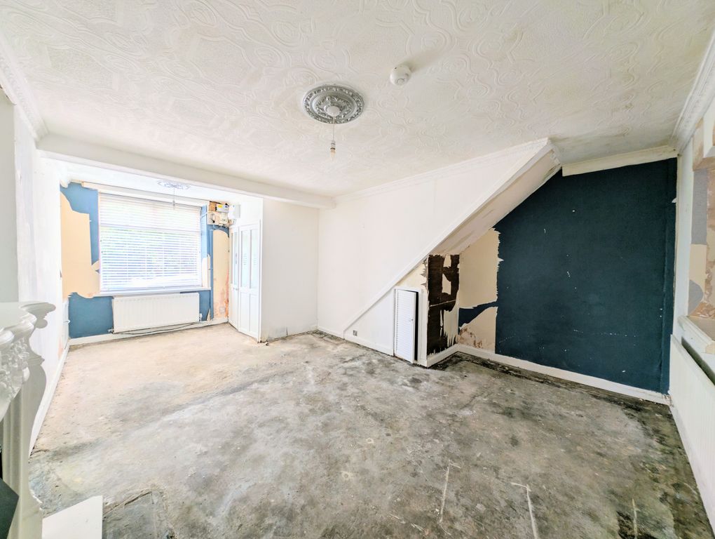 Property photo 3 of 21 Living Room