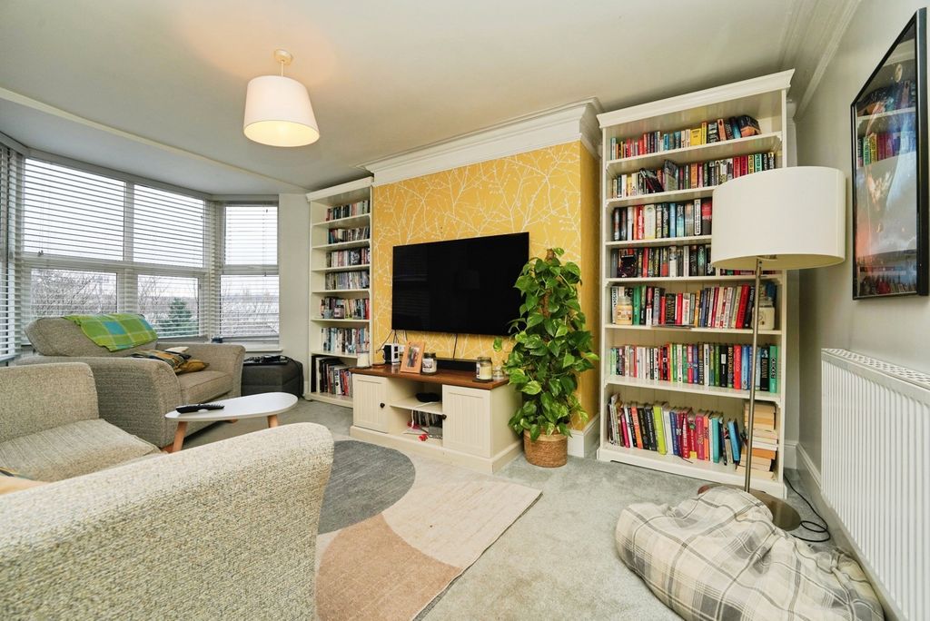 Property photo 3 of 19 Lounge