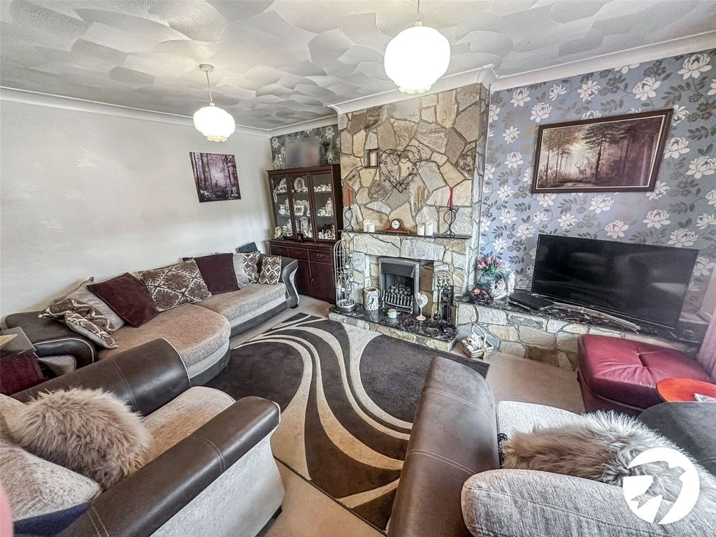 Property photo 3 of 16 Lounge