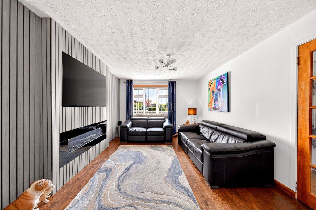 Property photo 3 of 24 Lounge