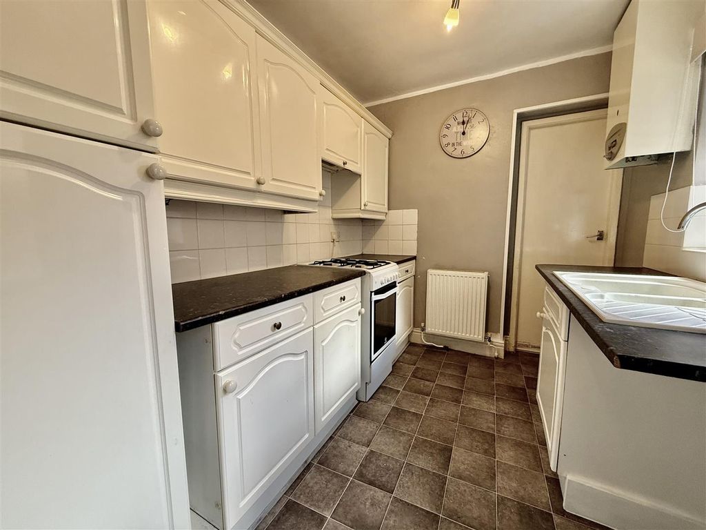 Property photo 3 of 8 Kitchen