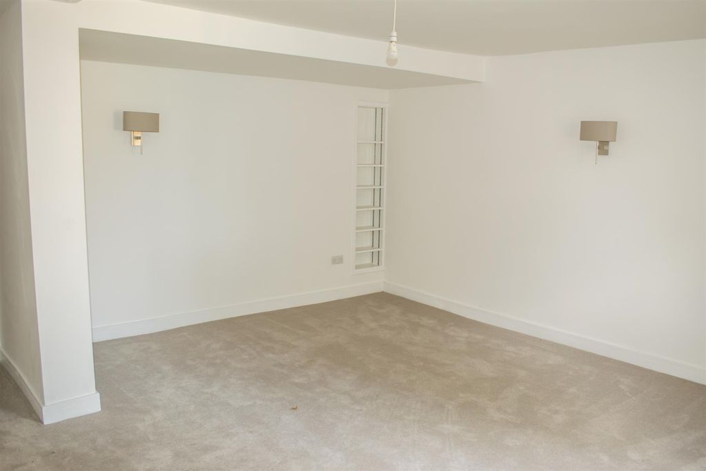 Property photo 3 of 7 Lounge