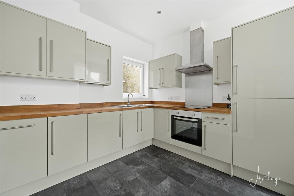 Property photo 3 of 21 Kitchen/Breakfast Room