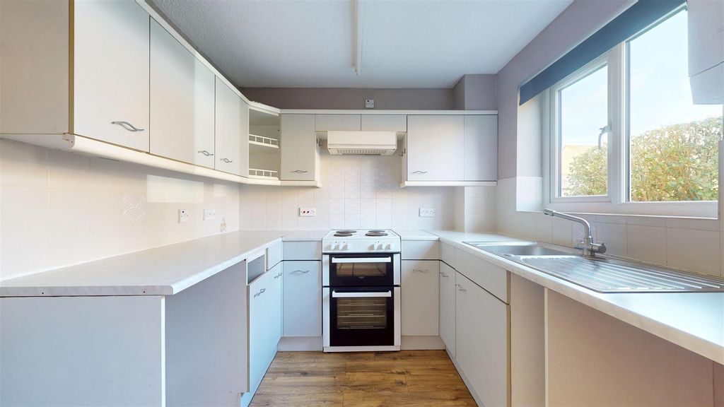 Property photo 3 of 12 Kitchen