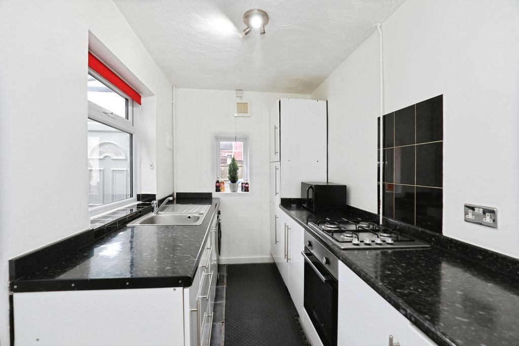 Property photo 3 of 17 Kitchen