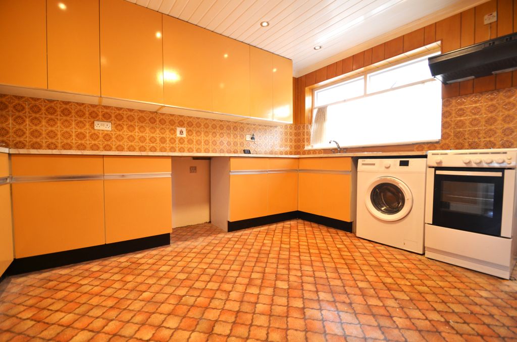 Property photo 3 of 8 Kitchen