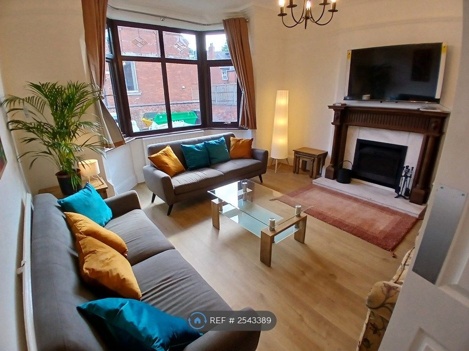 Property photo 1 of 35 Spacious, Bay-Windowed Sitting Room