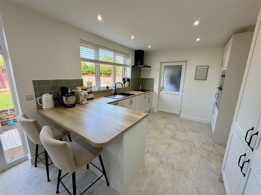 Property photo 2 of 15 Kitchen / Diner