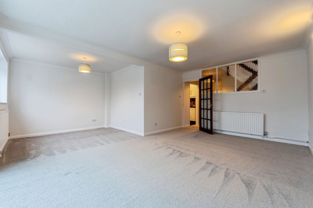 Property photo 3 of 23 Lounge