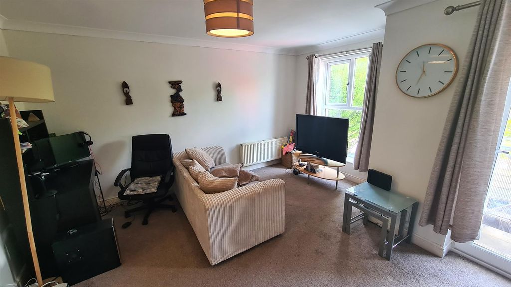 Property photo 2 of 33 Lounge