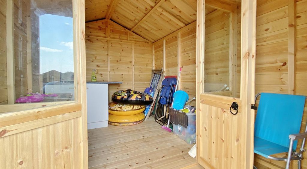 Property photo 3 of 8 Beach Hut