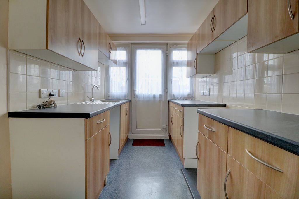 Property photo 3 of 9 Kitchen