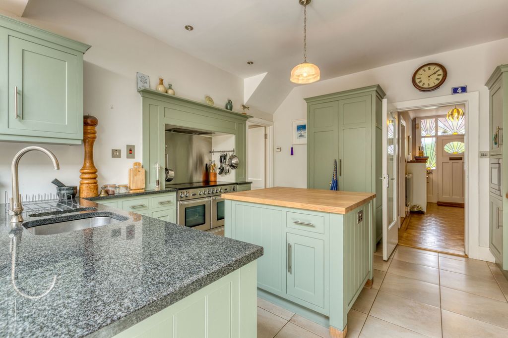 Property photo 2 of 41