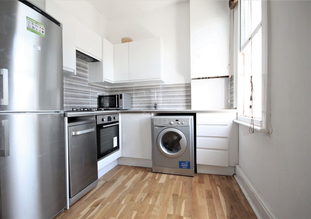 Property photo 2 of 7 Kitchen