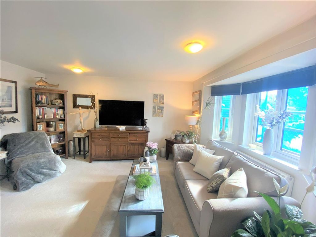 Property photo 2 of 16 Peel Close E4